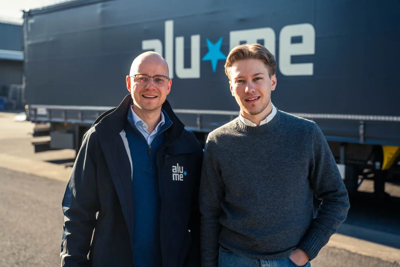 Maik Düring von ALU-ME und Jonas Grünberg vor einem ALU-ME-Lkw