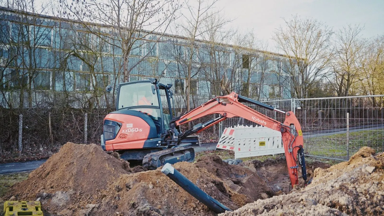 Minibagger auf einer Tiefbau-Baustelle der Hans Garkisch Elektro-Anlagenbau GmbH