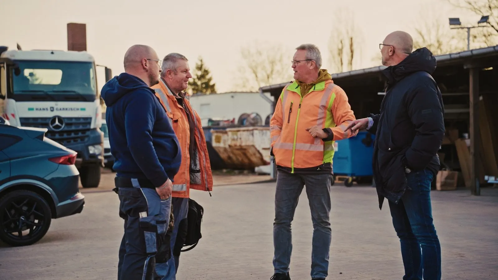 Team auf dem Betriebshof der Hans Garkisch Elektro-Anlagenbau GmbH